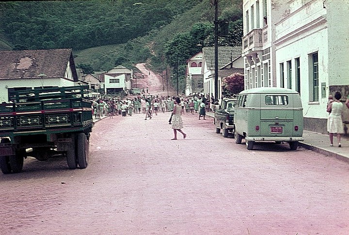 CARNAVAL EM FRENTE AO CLUBE 1966.jpg