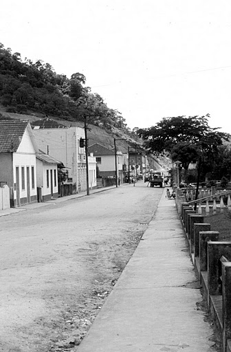 EM FRENTE AO CLUBE 1966.jpg